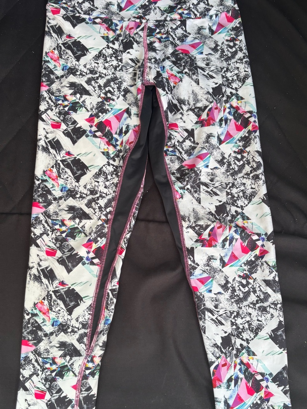 Women's Black & Multi Geometric Active Leggings